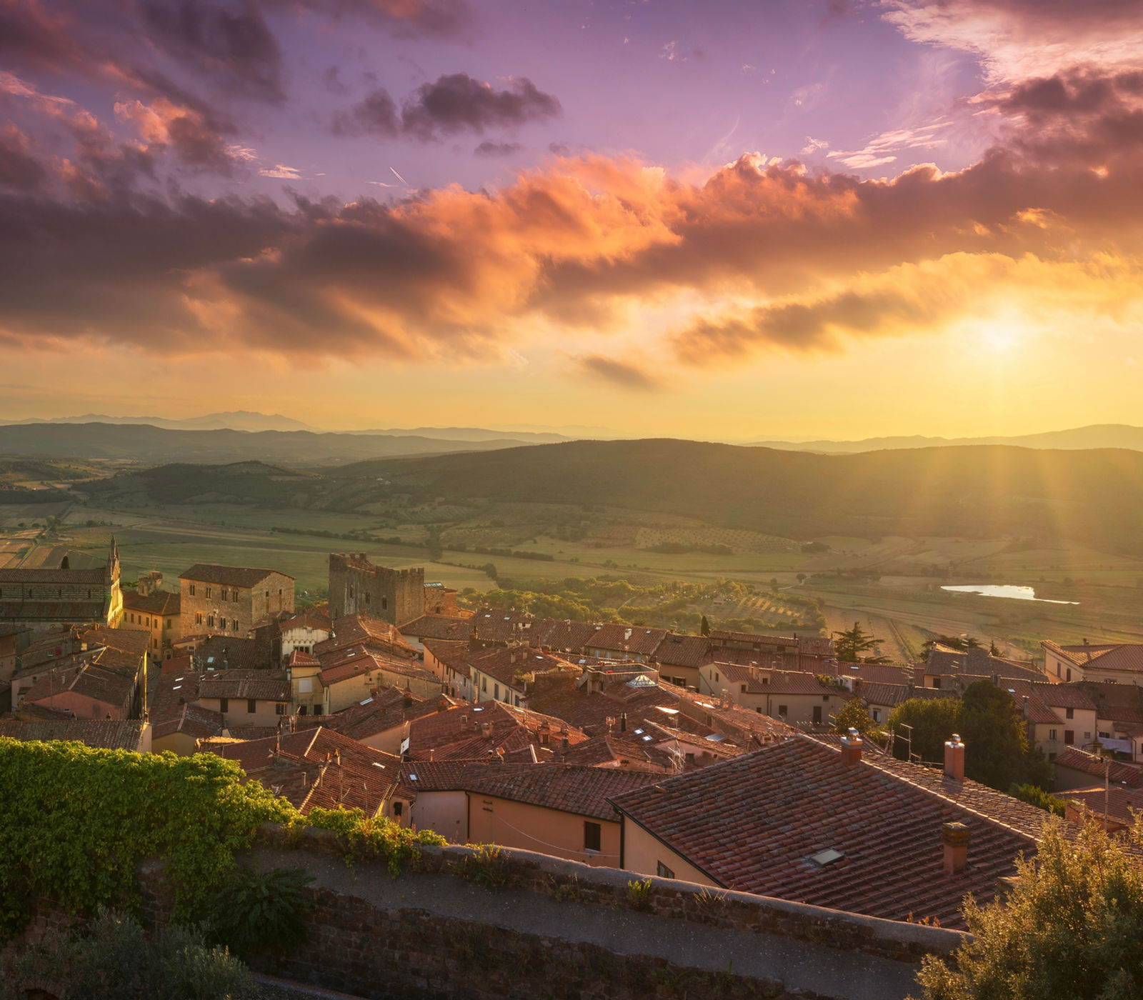 Massa Marittima e le colline della Maremma al tramonto